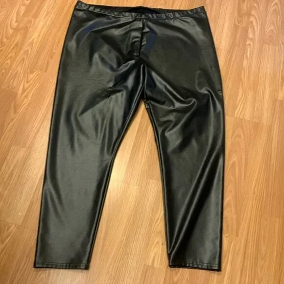 Black Pleather Pull On Pants Estimated - Picture 2 of 7